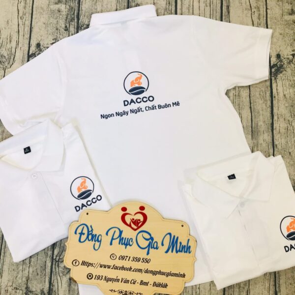 Áo polo đồng phục màu trắng in logo DACCO Ngon Ngày Ngợi Chất Được Mê