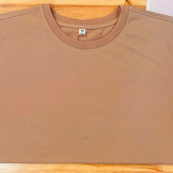 Áo cổ tròn cotton 4 chiều màu cacao, gấp phẳng trên nền gỗ