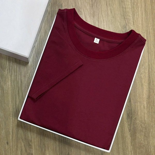 Áo cổ tròn cotton 4 chiều màu đỏ đô, gấp phẳng trên nền gỗ
