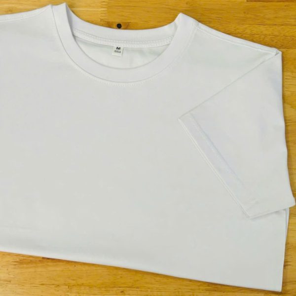 Áo cổ tròn cotton 4 chiều màu trắng, gấp phẳng trên nền gỗ