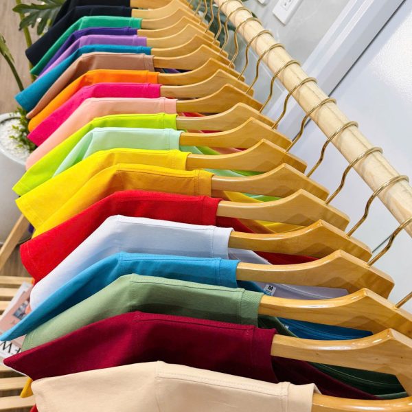 Áo cổ tròn cotton 4 chiều gấp xếp chồng lên nhau theo dải màu