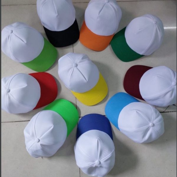 Mũ lưỡi trai poly bản phối hai màu, thân trắng ghép lưỡi trai màu đen, cam, xanh lá, đỏ, vàng, đỏ đô, xanh dương và xanh biển