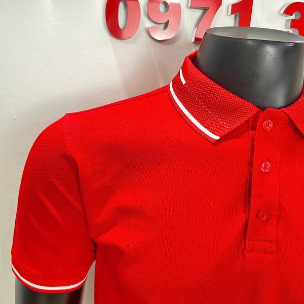 Áo polo cá sấu cotton màu đỏ tươi, cận cổ trụ và mặt vải cá sấu rỗ tổ ong