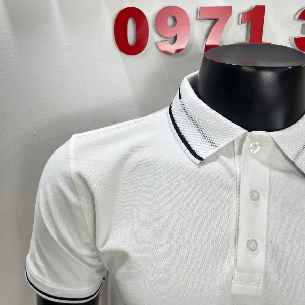 Áo polo cá sấu cotton màu trắng, cận cổ trụ và mặt vải cá sấu rỗ tổ ong